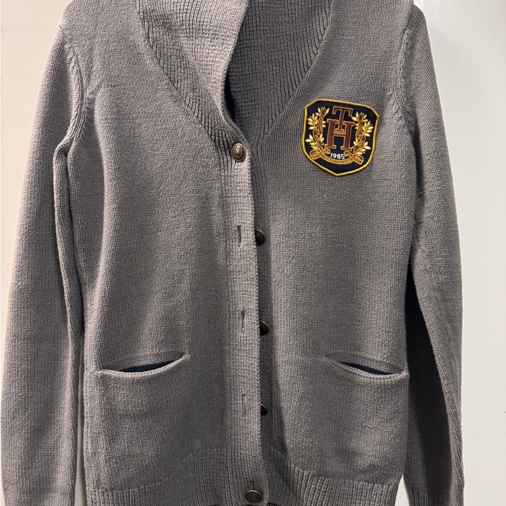tommy cardigan in good condition| no rip or hole| size small